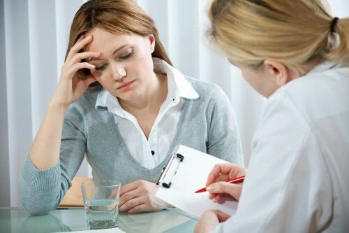 Для эффективного лечения депрессивного расстройства следует обратиться к психиатру
